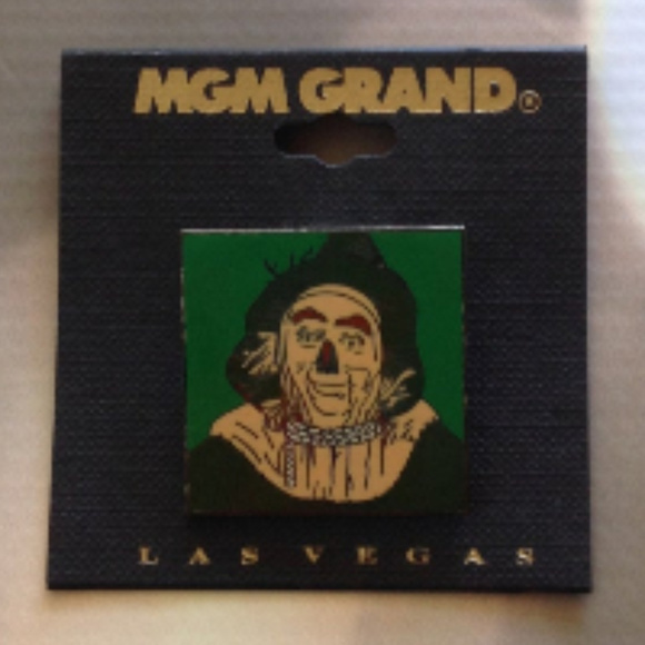 Wizard of Oz Scarecrow brooch Cloisonne pin - Picture 1 of 1